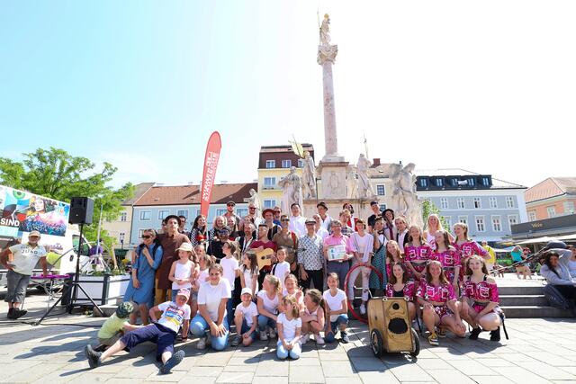 Parade am Hauptplatz mit allen Künstlerinnen und Künstlern sowie Kulturstadtrat Franz Piribauer.
 | Foto: Karl Kreska, Stadt WRN