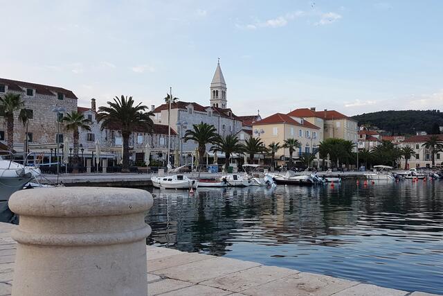 Morgendliche Ruhe herrscht noch in Supetar auf Brač.