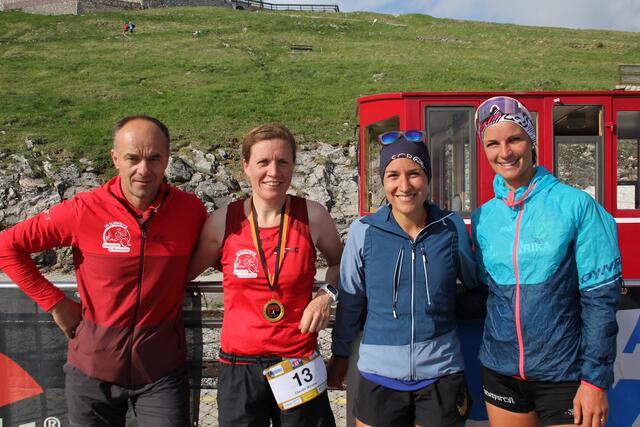 Die Top-3 der Oö. Landesmeisterschaften v. l.: Organisator Werner Haas, Claudia Wimmer (3.), Anna Glack (1.), Michaela Mandlbauer (2.).