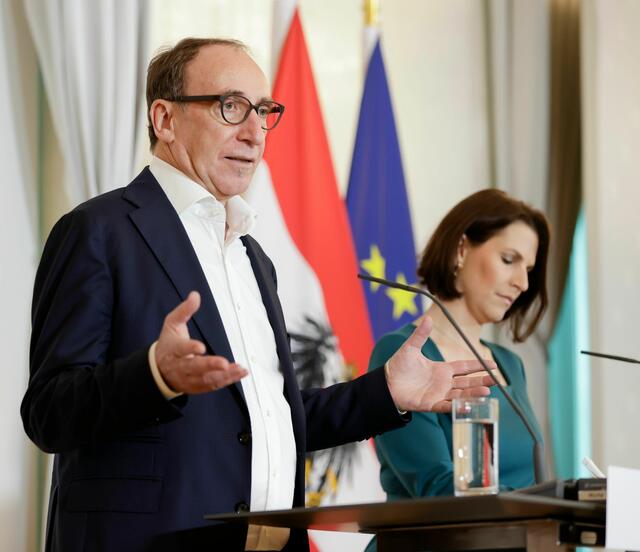 Gesundheitsminister Rauch und Verfassungsministerin Edtstadler geben am Dienstag das erneute Aussetzen der Impfpflicht sowie ein vorläufiges Ende der Maskenpflicht ab 1. Juni bekannt. | Foto: Andy Wenzel
