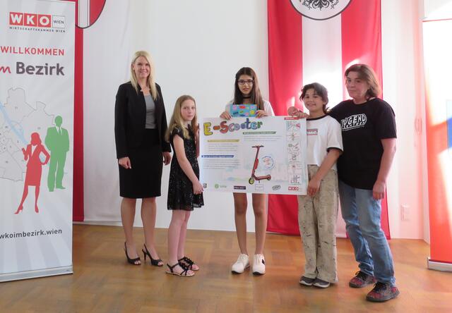 WK Wien-Bezirksobfrau Marie-Louise Prinz, das Siegerteam mit dem fertigen Plakat, die Leiterin des Siedlungstreffs Leberberg Petra Lux | Foto: Gerhard Weinkirn