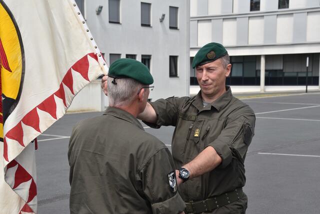 Bataillonskommandant Oberst Christian Luipersbeck (rechts) übernahm das Kommando offiziell von Brigadekommandant Christian Habersatter. | Foto: Martin Wurglits