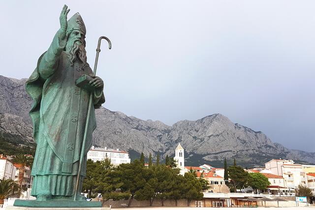 Der Hl. Nikolaus wacht über Baška Voda.
