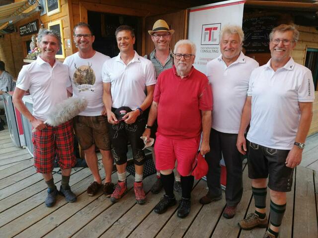 Das Downhillgolf-2022-OK-Team mit Walter Müller und Bernie D´Angelo und den erfolgreichen Golfern der Plätze eins bis drei. | Foto: Privat