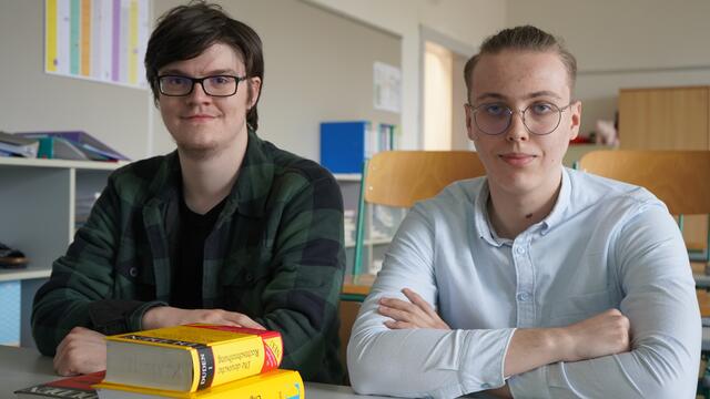 Pavlo Makhnevetskyi (rechts) und Tobias Haberl (4HB) drücken nun gemeinsam die Schulbank. | Foto: HLW Haag