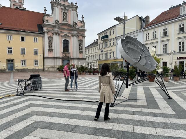 Das Gerät welches am Rathausplatz platziert wurde, sorgte für Aufsehen: Man könne mit dem Telefon "Nachrichten ins All" versenden. | Foto: Sarah Meyer