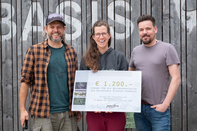 Spendenübergabe bei der Ötscher-Basis: Sarah Ehmann vom Naturpark Ötscher-Tormäuer (M.) mit den Fotografen Jürgen Thoma und Jürgen Gabriel | Foto: Naturpark Ötscher-Tormäuer