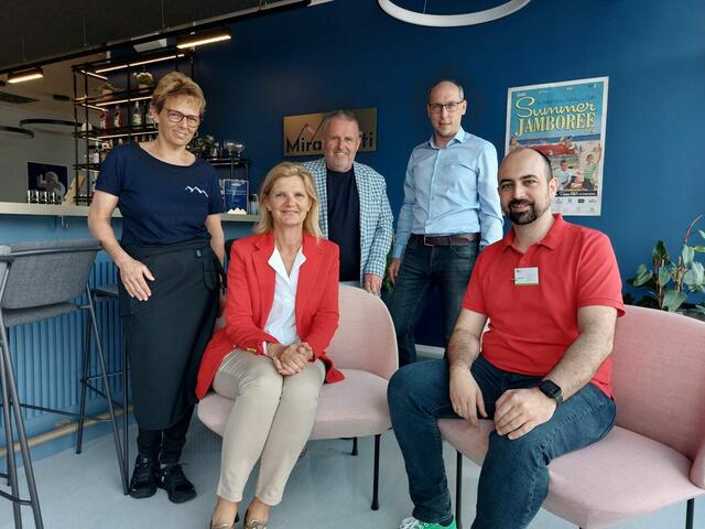 Elisabeth Schwaiger (Restaurantleiterin MiraMonti), 2. Vizebürgermeisterin Susanne Kaltenegger, Hausherr Erich Weber, Christian Mayer und Mike Ulm (mea IT Services) beim Wirtschaftsfrühstück im MiraMonti. | Foto: Stadt Bruck