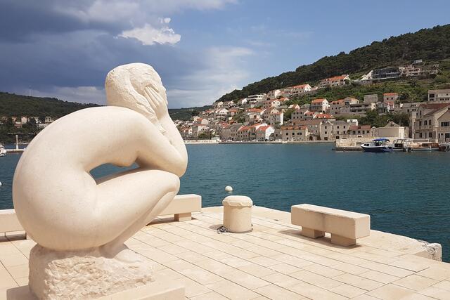 Pučišća steht für weißen Marmor - und weiße Haut. 