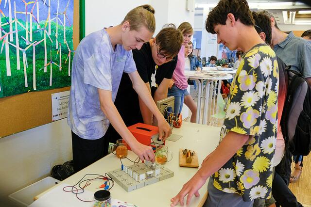 Im Rahmen des Klimaschulen-Projekts wurden beispielsweise auch Experimente durchgeführt.  | Foto: Marktgemeinde Straden