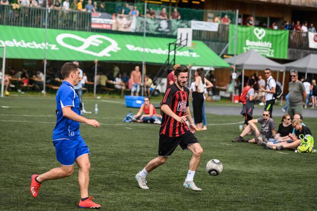 Mit vollem Einsatz für die gute Sache: Hobbyfußballer kicken am Pfingstsonntag (5. Juni) beim Benefizturnier „Benekickt’z“ im Sistranser Waldstadion. | Foto: © Franz Oss