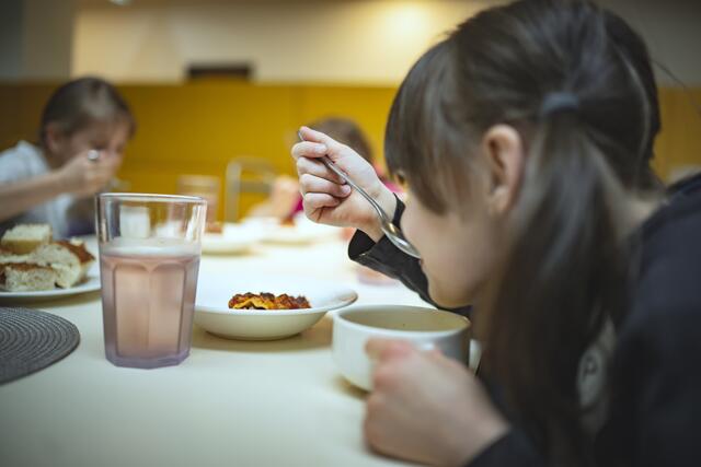 Eine warme Mahlzeit war die vergangenen Monate für diese ukrainischen Kinder keine Selbstverständlichkeit. | Foto: Egerdach Presse