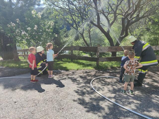 Die KInder helfen der Feuerwehr beim Löschen. | Foto: Foto: Kindergarten Radenthein