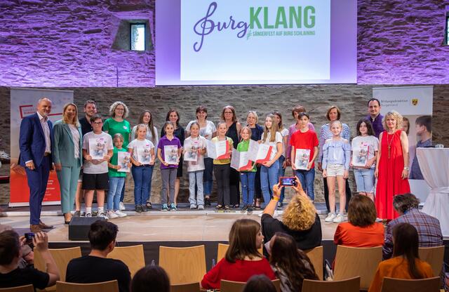 Alle geehrten Schulchöre beim gemeinsamen Foto | Foto: Landesmedienservice