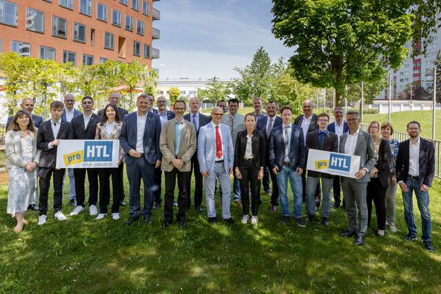 Alle Jurymitglieder mit allen Einreichern | Foto: Klaudia Ratzinger