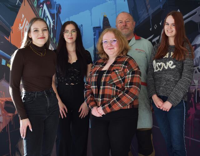 Das Projektteam mit dem Auftraggeber, von links: Leonie Queder, Lea Seer, Fabienne Schneider, Peter Wadlegger, Laura Seidl        Foto: Laura Seidl