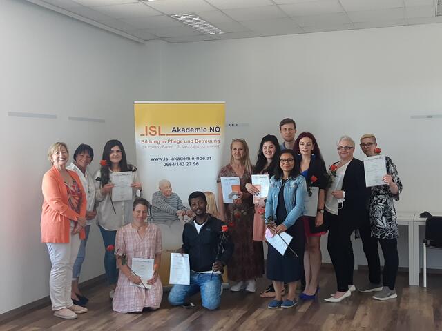 ´Brigitta Sepia-Gürtlschmidt, Claudia Sitter, Karin Beer, Habitamu Selamsew und Dias Pinho Schmöllerl in der ersten Reihe.
In der Zweiten: Adrienn Marosan, Marta Halmetschlager, Vlora Zendeli, Ana-Olimpia Mihaiese, Silvia Brantner, Magdalena Schwaiger und David Schöfer. | Foto: ISL-Akademie NÖ