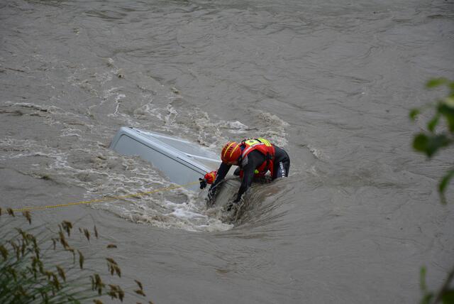 Die Bergung des PKWs musste abgebrochen werden. | Foto: FF Hallein