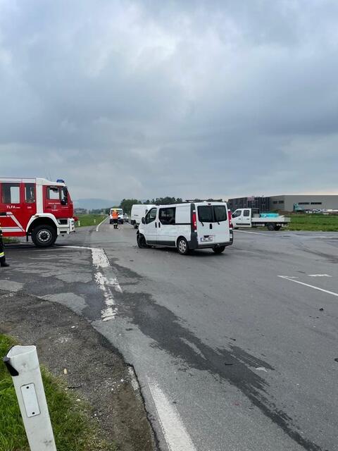 Ein Bus krachte am 25. Mai auf der L602 in einen Pkw. | Foto: FF