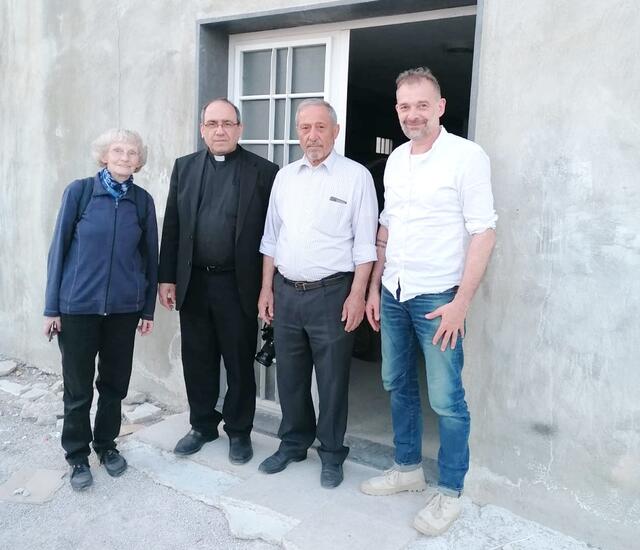 Schwester Walburga ist immer vor Ort, Pater Hanna Ghoneim, sein Bruder und Vertretung, wenn Hanna Ghoneim in Österreich ist  und der Pillichsdorfer Günter Kaltenbrunner vor der Bäckerei.
 | Foto: Günter Kaltenbrunner