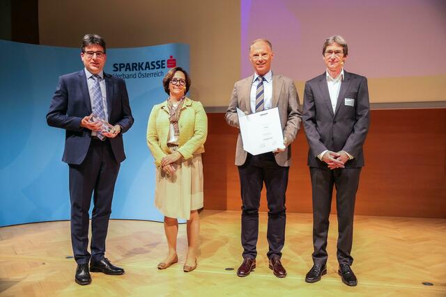 Auszeichnung zum 3. Platz beim CIVITAS-Award (v.l.): Markus Scheiring, Vorstand Sparkasse Imst AG, Gabriele Semmelrock-Werzer (Präsidentin des ÖSPV), Mario Kometer in seiner Funktion als Mitglied des Stiftungsvorstandes der Sparkasse Imst Privatstiftung und Franz Portisch (Generalsekretär des ÖSPV) bei der feierlichen Preisverleihung. | Foto: Österreichischer Sparkassenverband