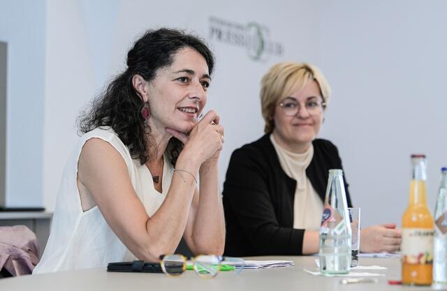 Klubobfrau Sandra Krautwaschl und der Nationalratsabgeordneten Bedrana Ribo liegt das Thema Pflege am Herzen.  | Foto: Philipp Podesser