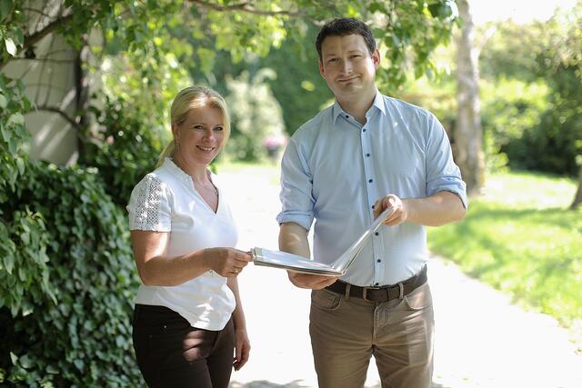 Bundesbäuerin Irene Neumann-Hartberger und NÖ Bauernbunddirektor Paul Nemecek haben gemeinsam am Saisonkalender gearbeitet.
  | Foto: NÖ Bauernbund