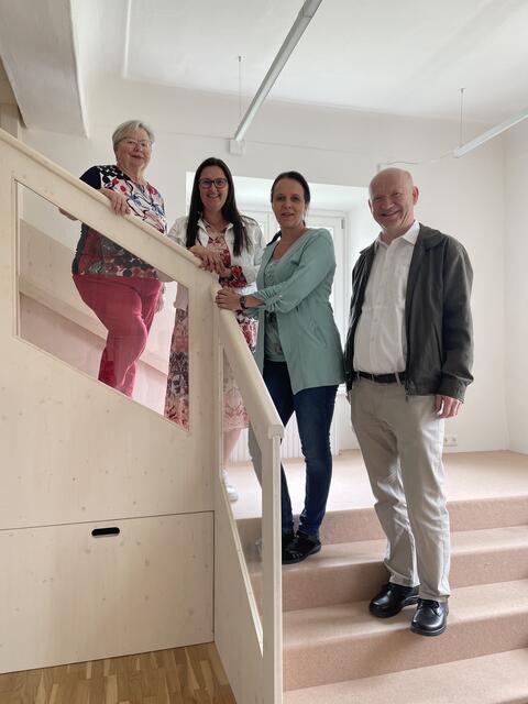 In den neuen Räumlichkeiten: Brigitte Kraker, Petra Weberhofer, Martina Weinfurter und Pfarrer Herbert Kernstock. | Foto: Kern