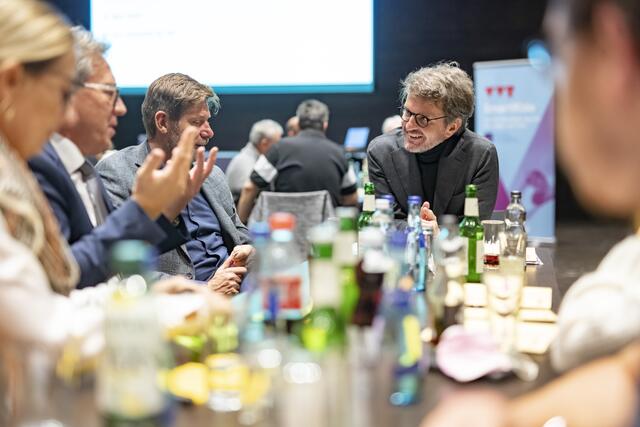 VertreterInnen des Verkehrsverbundes und der Politik sind vor Ort und stehen für Fragen an den Tischen bereit.  | Foto: VVT