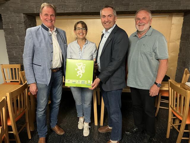 Beim Ortsparteitag von Stallhofen wurde Bürgermeister Franz Feirer (2. v. r.) einstimmig erneut zum Ortsparteiobmann gewählt. | Foto: Hiebler