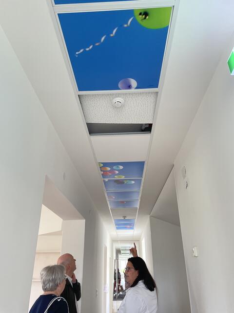Bunte Schallelemente an der Decke