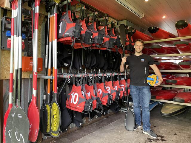 Kanupolo Salzburg Obmann Nietzold im Inneren des Bootshauses. | Foto: sm