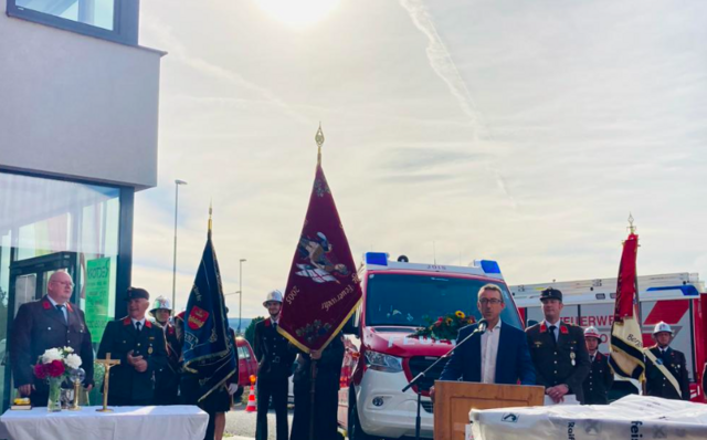 Fahrzeugsegnung u.a. mit Pfarrer Karl Opelka, Bürgermeister Hannes Steurer und Kommandant Richard Hasenhündl | Foto: Jois Info