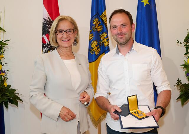 Landeshauptfrau Johanna Mikl-Leitner überreichte an Herbert Ottendorfer aus Rapottenstein die Rettungsmedaille des Bundeslandes Niederösterreich.
 | Foto: NLK Pfeiffer