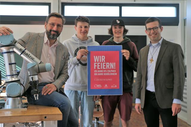 V.l.n.r.: HTL-Direktor Martin Schmidt-Baldassari, Julian Spielmann, Samuel Pauli, Heimdirektor Pater Peter Rinderer | Foto: HTL Fulpmes