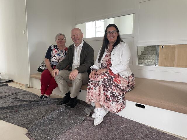 Brigitte Kraker, Pfarrer Herbert Kernstock und Bgm. Petra Weberhofer machen sich`s schon mal gemütlich. | Foto: Kern