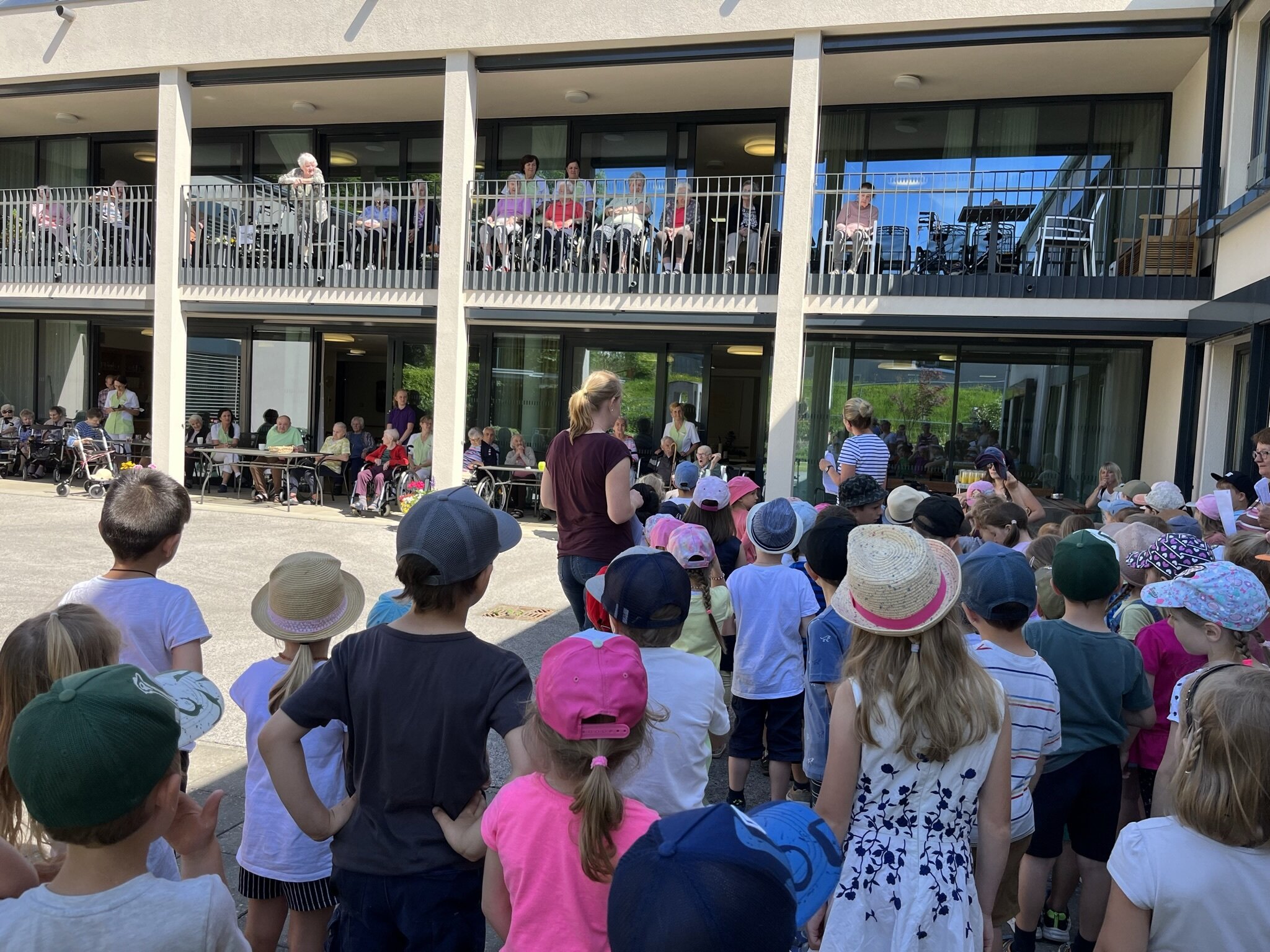 Haslach: Kindergartenkinder besuchten Altenheimbewohner - Rohrbach