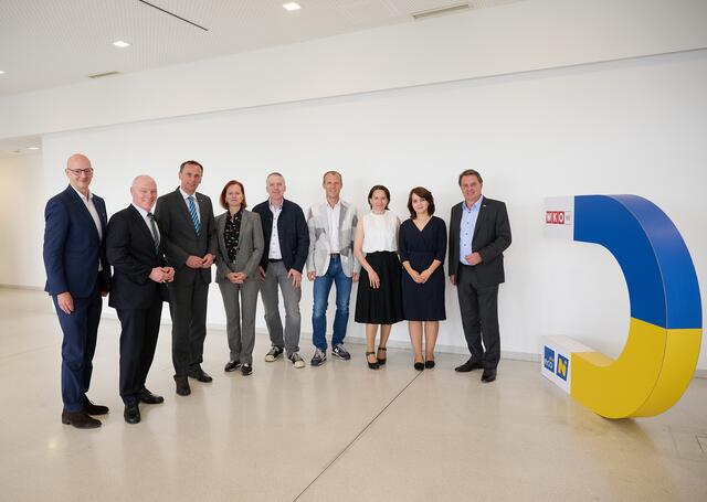 Wirtschaftskammer NÖ-Direktor Johannes Schedlbauer, ecoplus Geschäftsführer Helmut Miernicki, Wirtschaftslandesrat Jochen Danninger, Gabriele Jüly, Geschäftsführerin Jüly Abfallservice, Thomas Knapp, Geschäftsführer IT-Management &amp; Coaching GmbH, Robert Kovacs, Tischlerei Kovacs, Veronika Machreich, Restaurant Triad, Anna Nowshad, Partner bei Deloitte Consulting und Wirtschaftskammer NÖ-Präsident Wolfgang Ecker  | Foto: NLK Pfeiffer