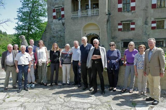 Der Vorstand des WHB mit Gästen vor der Führung durch das Schloss Ottenstein mit Doris Gretzel (2.v.l.) Thomas Winkelbauer (5.v.r.) und Ehrenpräsident Erich Rabl (1.v.r.) | Foto:  Karlheinz Hulka