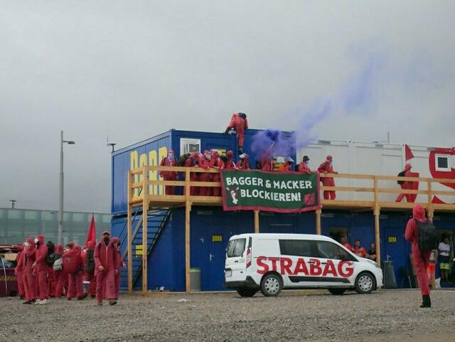 Die Baustelle wurde seit 7 Uhr blockiert. | Foto: LobauBleibt