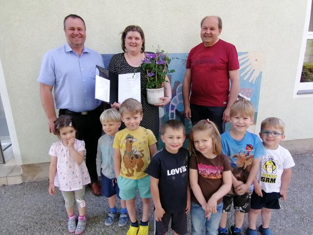 Bachelorabschluss für Elementärpädagogin: Bgm. Gerhard Klepits, Tanja Weber, Josef Fixl und einige Kindergartenkinder aus Hannersdorf | Foto: Gemeinde Hannersdorf