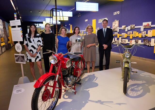Die Ausstellungsgestalterinnen  Christin Künig und Valentina Potmesil, die Kuratorinnen Margarethe Szeless und Marion Krammer, Landeshauptfrau Johanna Mikl-Leitner und der wissenschaftliche Leiter des Hauses der Geschichte Christian Rapp. | Foto: NLK