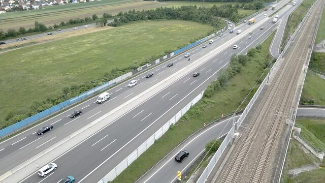  Der Konvoi setzt sich Richtung A1 in Bewegung: Mit einer gemeinsamen Langsamfahraktion erhöhen die Personalvertretung der Stadt St. Pölten und mehrere Initiativen den Druck auf das Verkehrsministerium, endlich auch im Abschnitt St. Pölten eine Temporeduktion zu erwirken. | Foto: Foto: Arman Kalteis