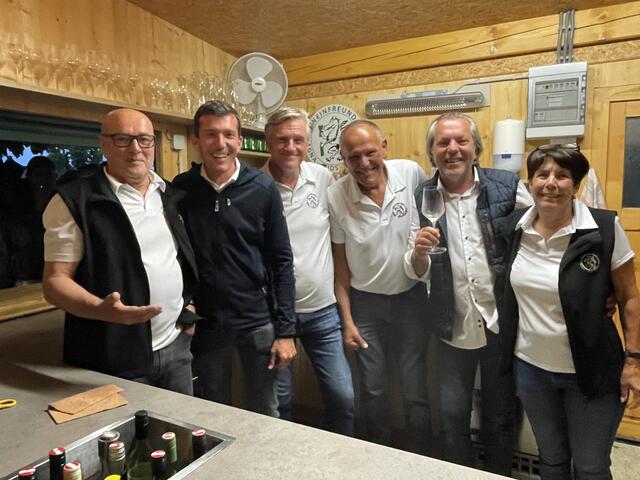 Ins Trockene gerettet: Bgm. Peter Stradner beim Besuch des Standes der Weinfreunde. | Foto: Waltraud Fischer