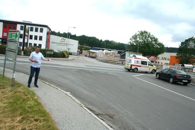 Bgm. Günter Putz zeigt hier die Stelle der Entstehung eines neuen Kreisverkehres. | Foto: KK