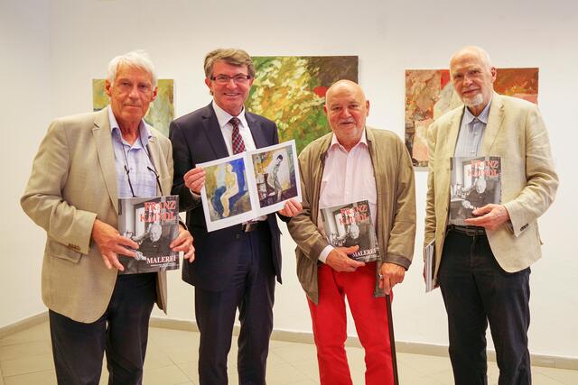 Bernhard Kratzig (Gauermannmuseum), Kulturstadtrat Franz Piribauer, Künstler Franz Kaindl und Stadtgalerie-Initiator Prof. Gotthard Fellerer. | Foto: Wehrl