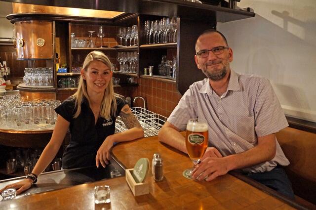 Die engagierte Wirtin Sarah Holzer mit einem ihrer Gäste, Matthias Kern, in ihrem Lokal, dem Stadtbrauhof in Amstetten. | Foto: Johann Schiefer
