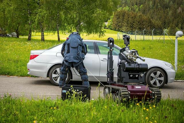 Der Entschärfungsdienst (ESD) beim Entschärfen einer Autobombe. | Foto: BMI