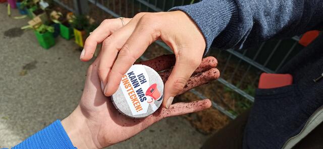 Auch für vorbeikommende Raucher gab es ein Präsent.  | Foto: Vienna Tschick Challenge
