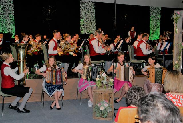 Uraufführung des " Ilzer Weinler Marsch " vom Musikverein Ilz mit dem Volksmusik Ensemble der Musikschule Ilz 